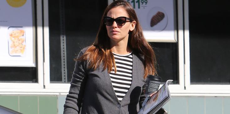 Jennifer Garner picks up a magazine while running errands