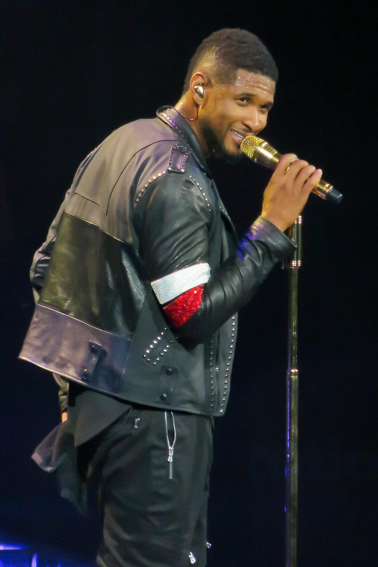 Usher Raymond shows off ripped arms during &#8216;UR Experience&#8217; Toronto Tour Stop