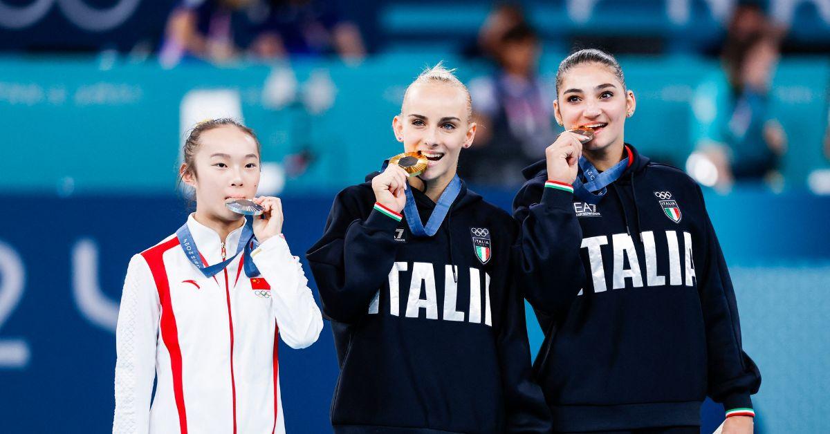 zhou yaqin showed a cute reaction on the podium