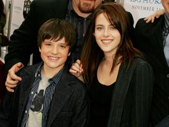 Josh hutchersonn kristen stewart june8 m.jpg