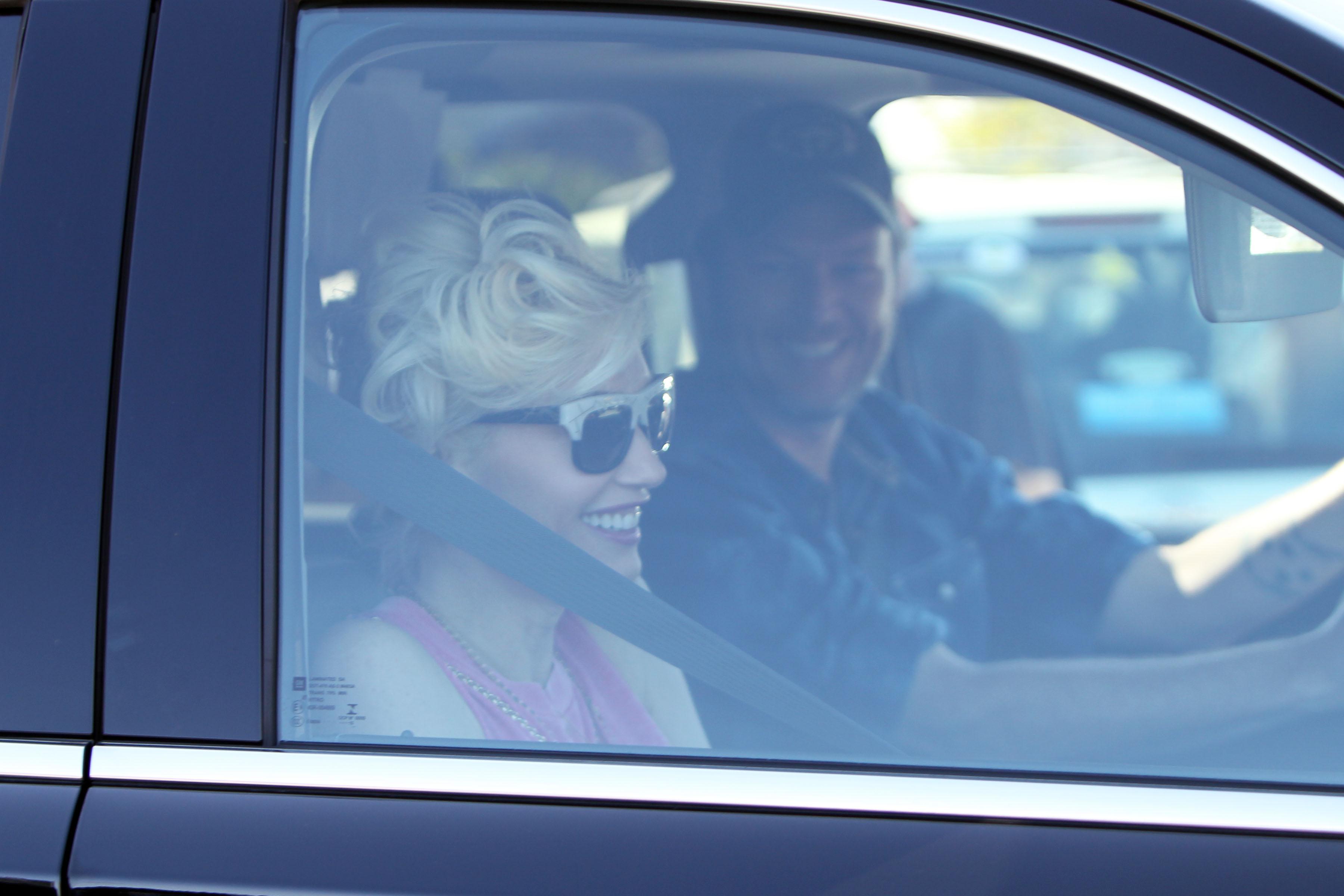 gwen-stefani-blake-shelton-dating-pregnant