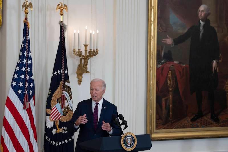 seth meyers jokes donald trump wearing biden t shirt