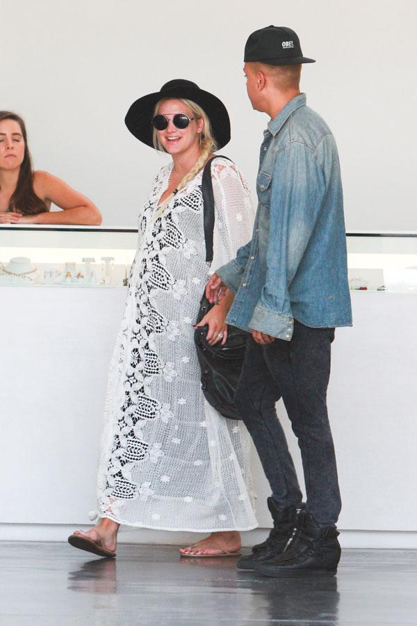 Pregnant Ashlee Simpson Holds Hands With Evan Ross