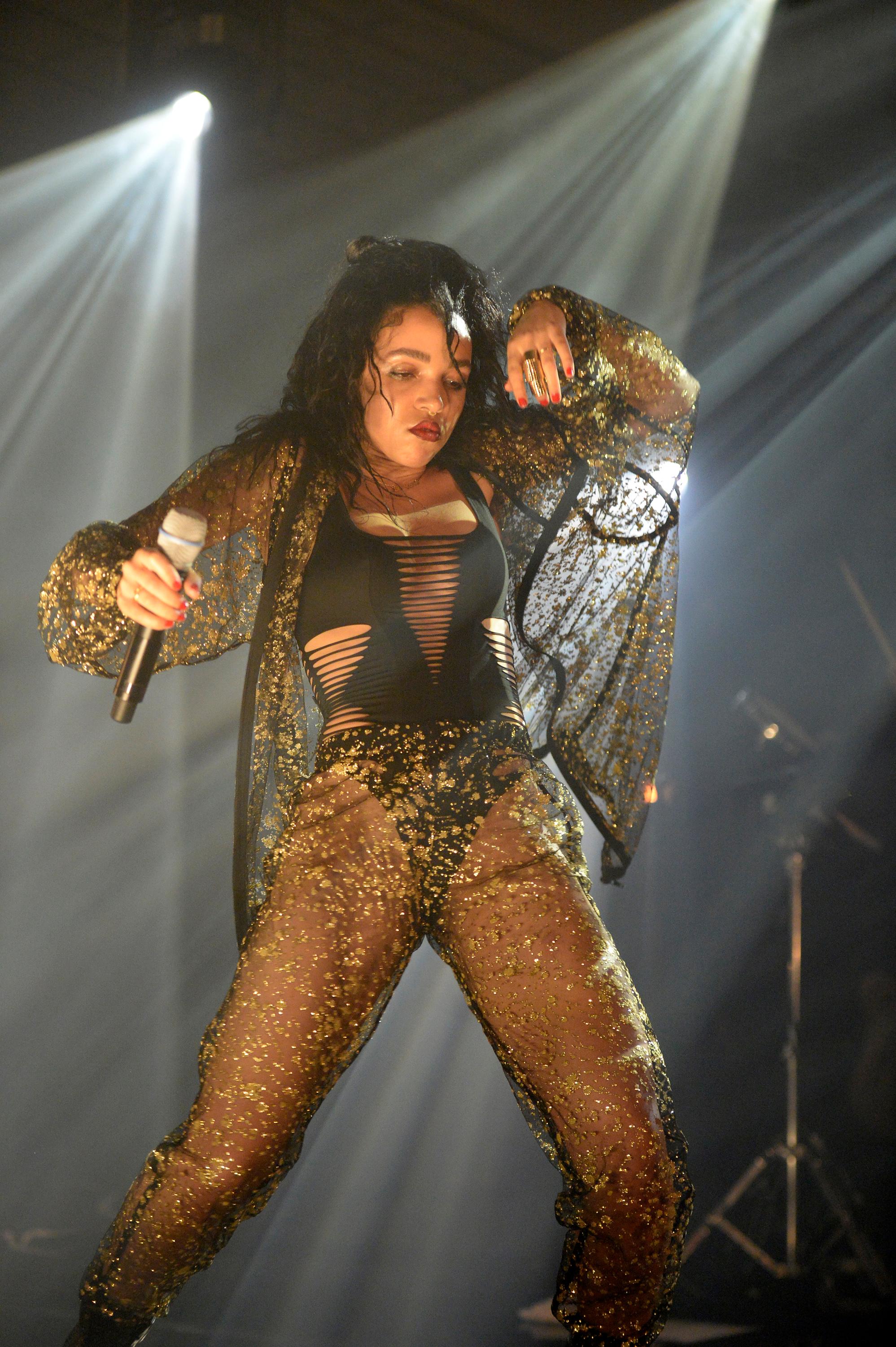 INF &#8211; FKA Twigs puts on a sexy performance in a shredded thong bodysuit during Art Basel in Miami