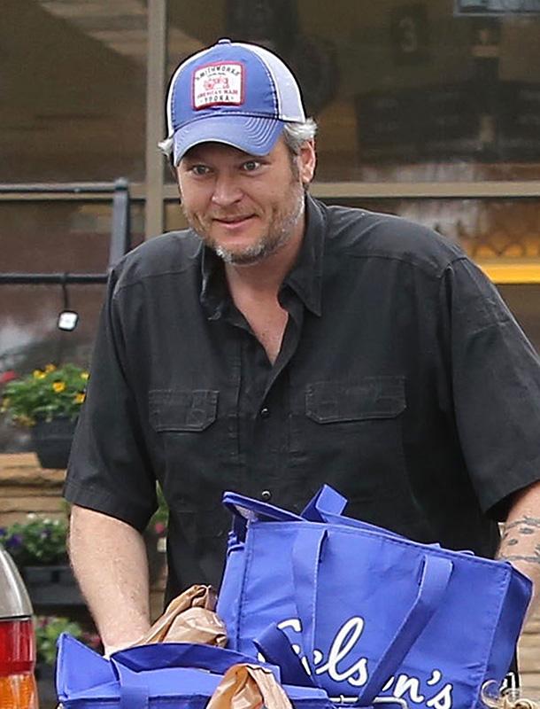 Exclusive&#8230; Gwen Stefani &amp; Blake Shelton Out Grocery Shopping At Ralph&#8217;s ***NO USE W/O PRIOR AGREEMENT &#8211; CALL FOR PRICING***