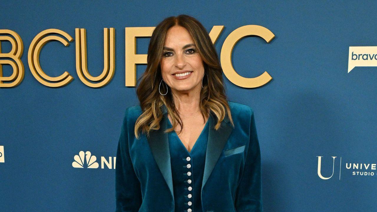 who is hosting the th emmy awards master of ceremonies