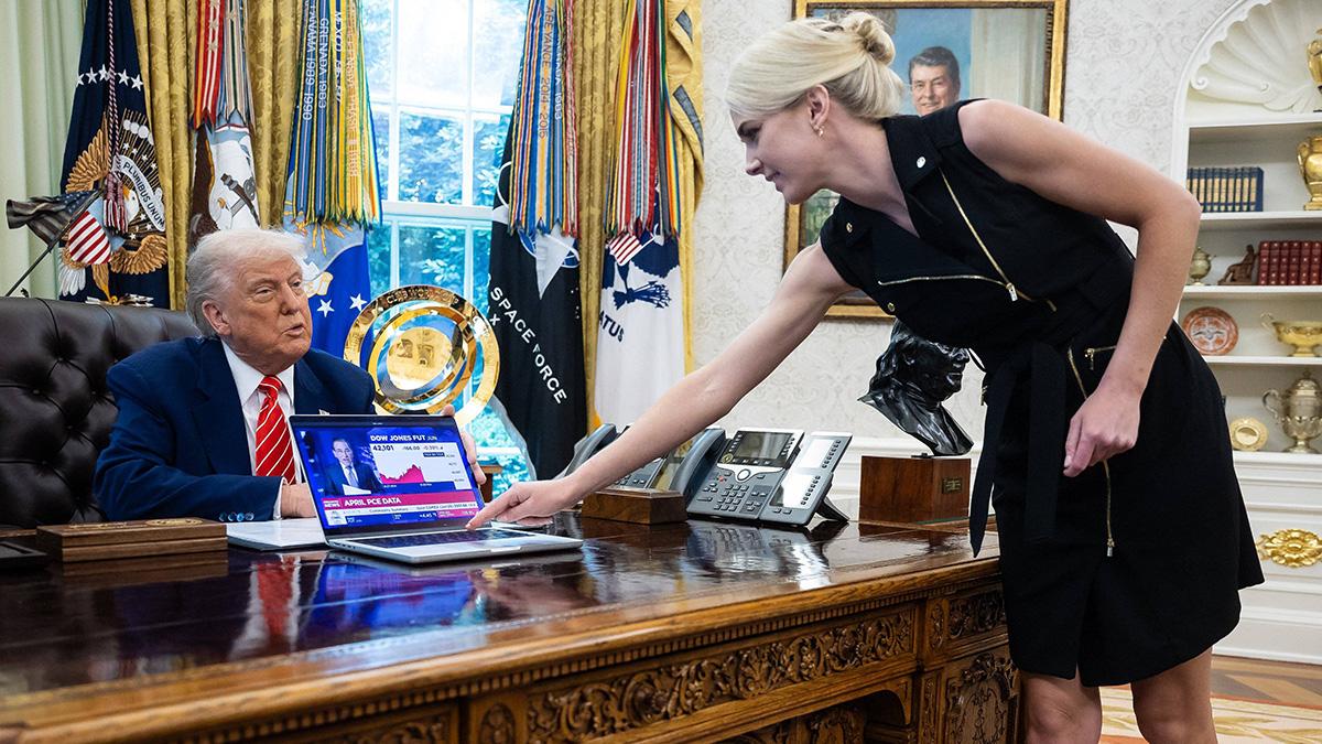 Photo of Natalie Harp allegedly leaves adoring notes for the president.