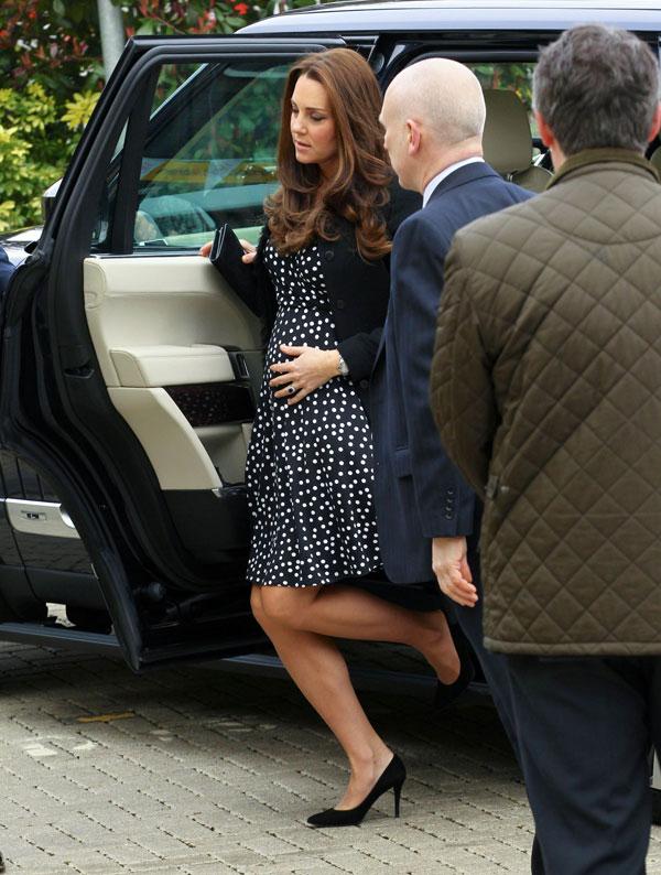 Kate middleton pregnant polka dots 04