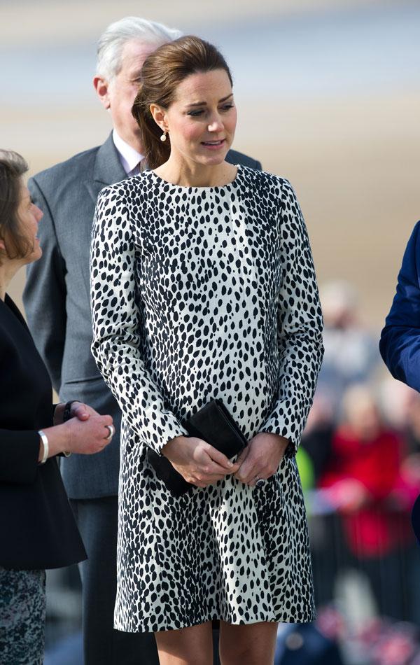 Kate middleton baby bump 08