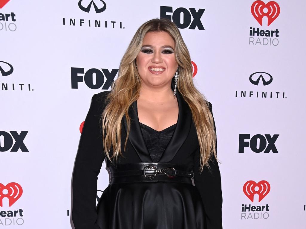 Kelly Clarkson Has Wardrobe Malfunction During Concert: Watch