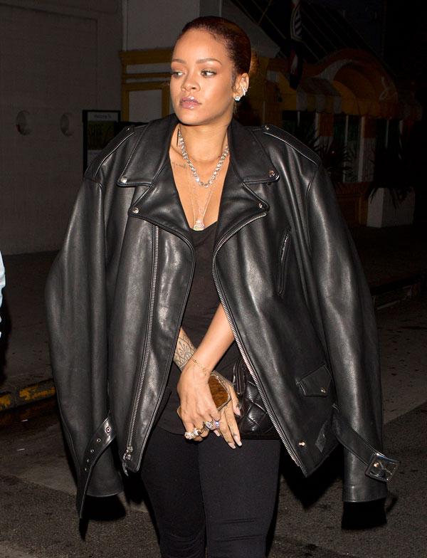 Rihanna braless dinner5