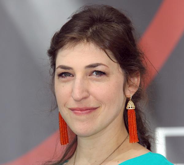 'The Big Bang Theory' Star Mayim Bialik Returns To Work After Car Accident(00)