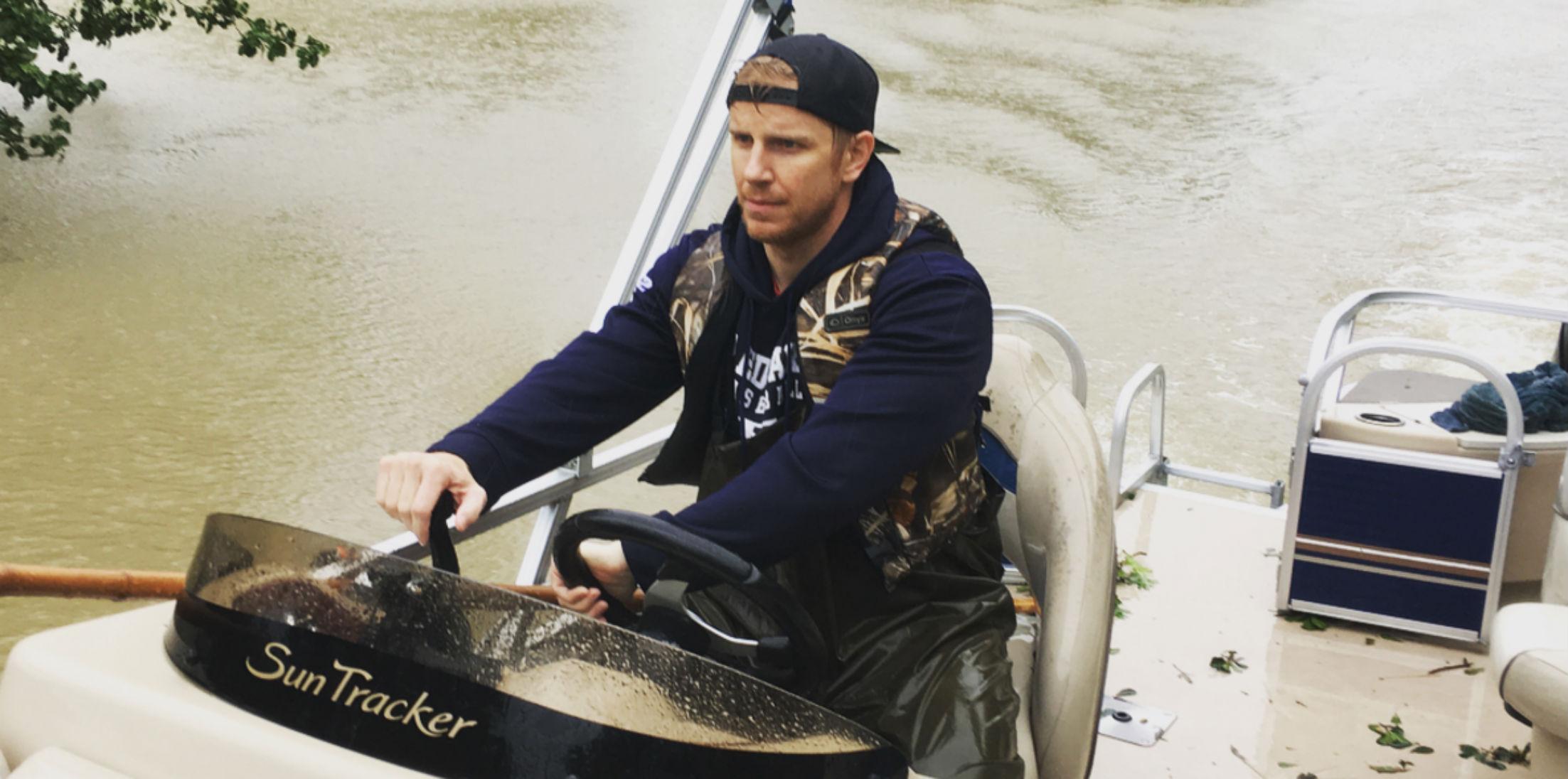 Bachelor Alum Sean Lowe Drives Boat Through Houston To Save Harvey Victims hero