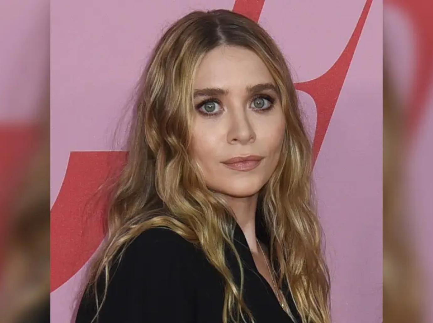 ashley olsen looked happy husband louis eisner art gallery show