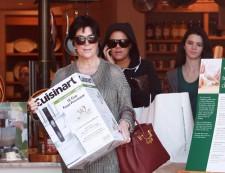 2010__02__Kris_Jenner_Kendall_Jenner_Khloe_Kardashian_Feb1_main 225×173.jpg