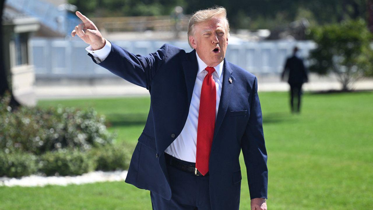 Photo of Trump appeared to feel a little bad for putting Minaj on display.