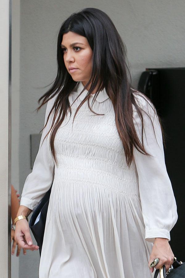 Kourtney kardashian pregnant 02