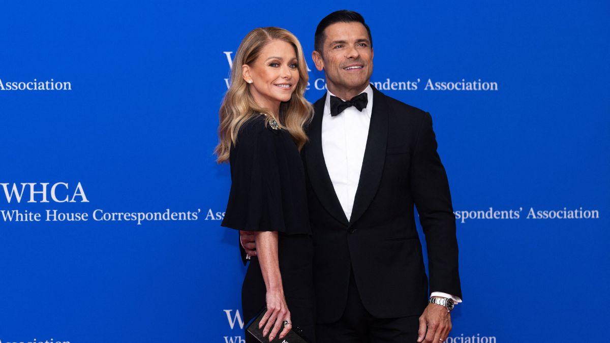 Image of Mark Consuelos and Kelly Ripa both shared touching tributes for his late father, Saul, on 'Live.'