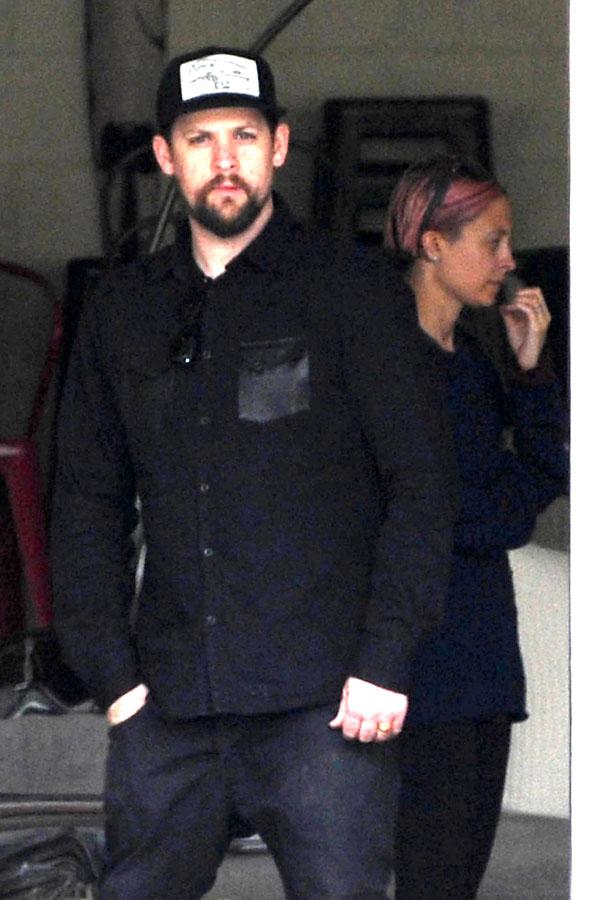 Nicole richie joel madden wearing wedding rings 03