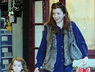 Alyson hannigan pregnant dec16 02.jpg