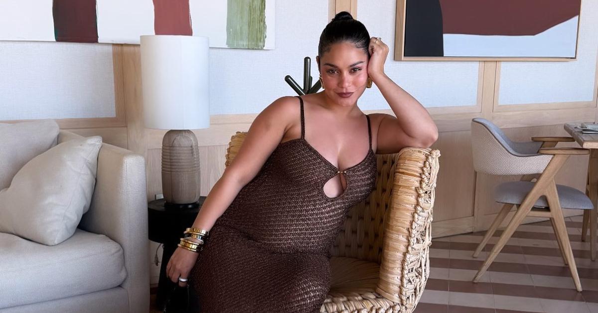 Image of Vanessa Hudgens showed off her baby bump in a tight knit dress,