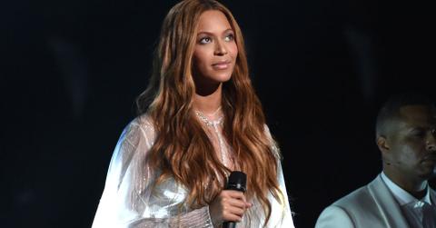 Beyonce performing at the 2015 grammy awards