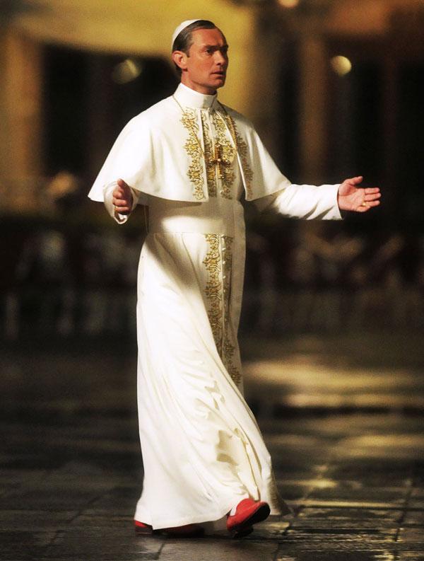 FFN_SGP_YoungPope_Set_011316_51947156