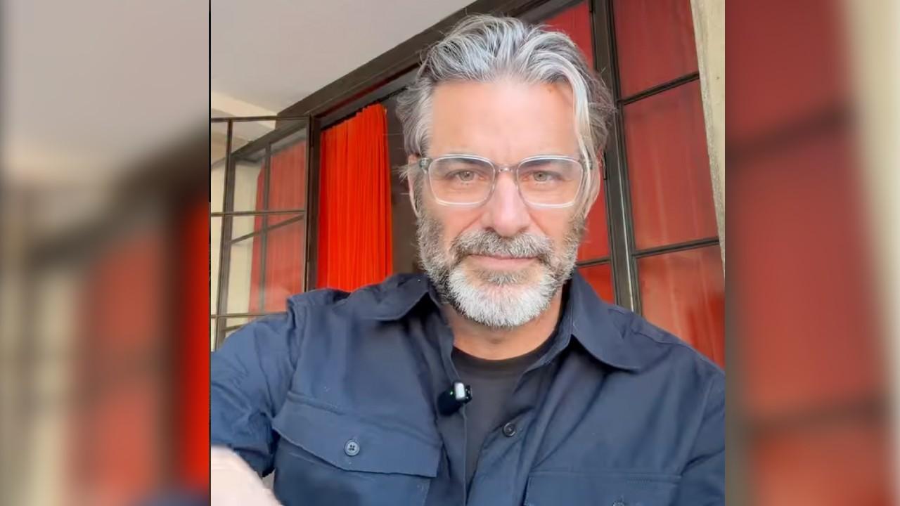 image of Jim Curtis is dating Jennifer Aniston.