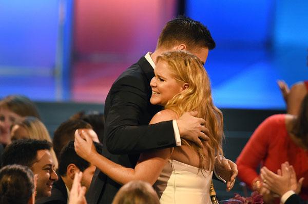 Amy schumer boyfriend critics choice awards 2016 03