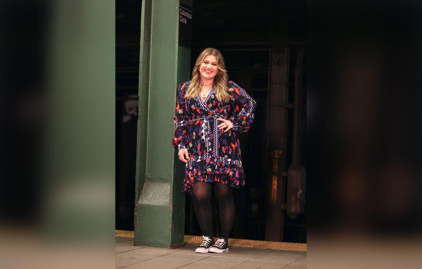 kelly clarkson is seen filming a music video