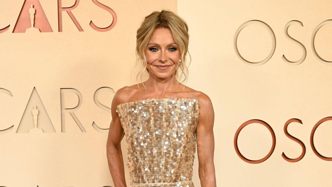 Image of Mark Consuelos revealed on July 27 that Kelly Ripa had gum graft surgery.
