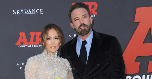 ben affleck jennifer lopez flea market lacma gala