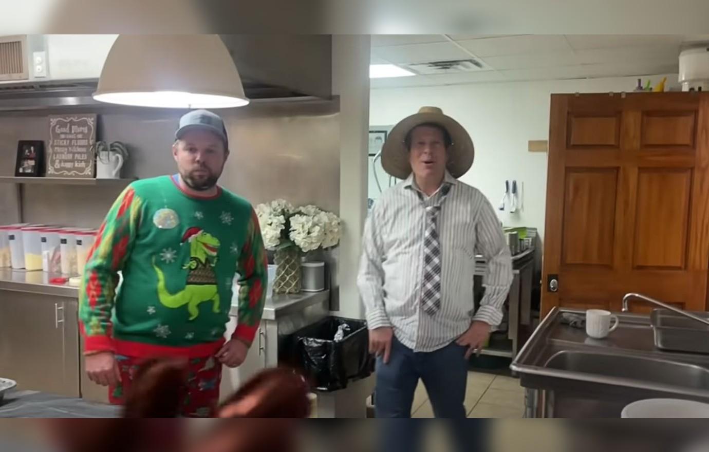 fans slam jim bob duggars disrespectful farmer costume