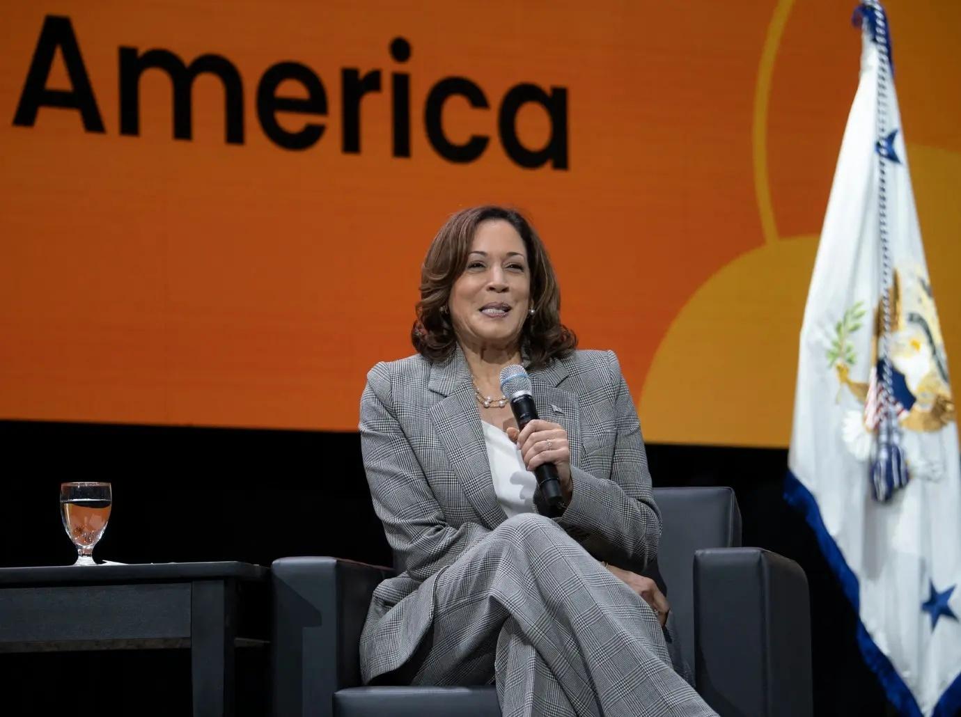 kamala harris ridiculed repeating