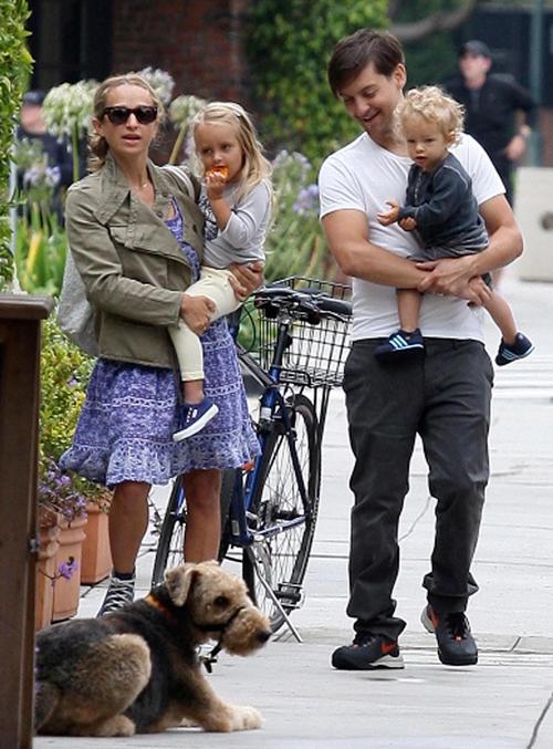 Tobey Maguire Treats His Tots to a Breakfast Treat