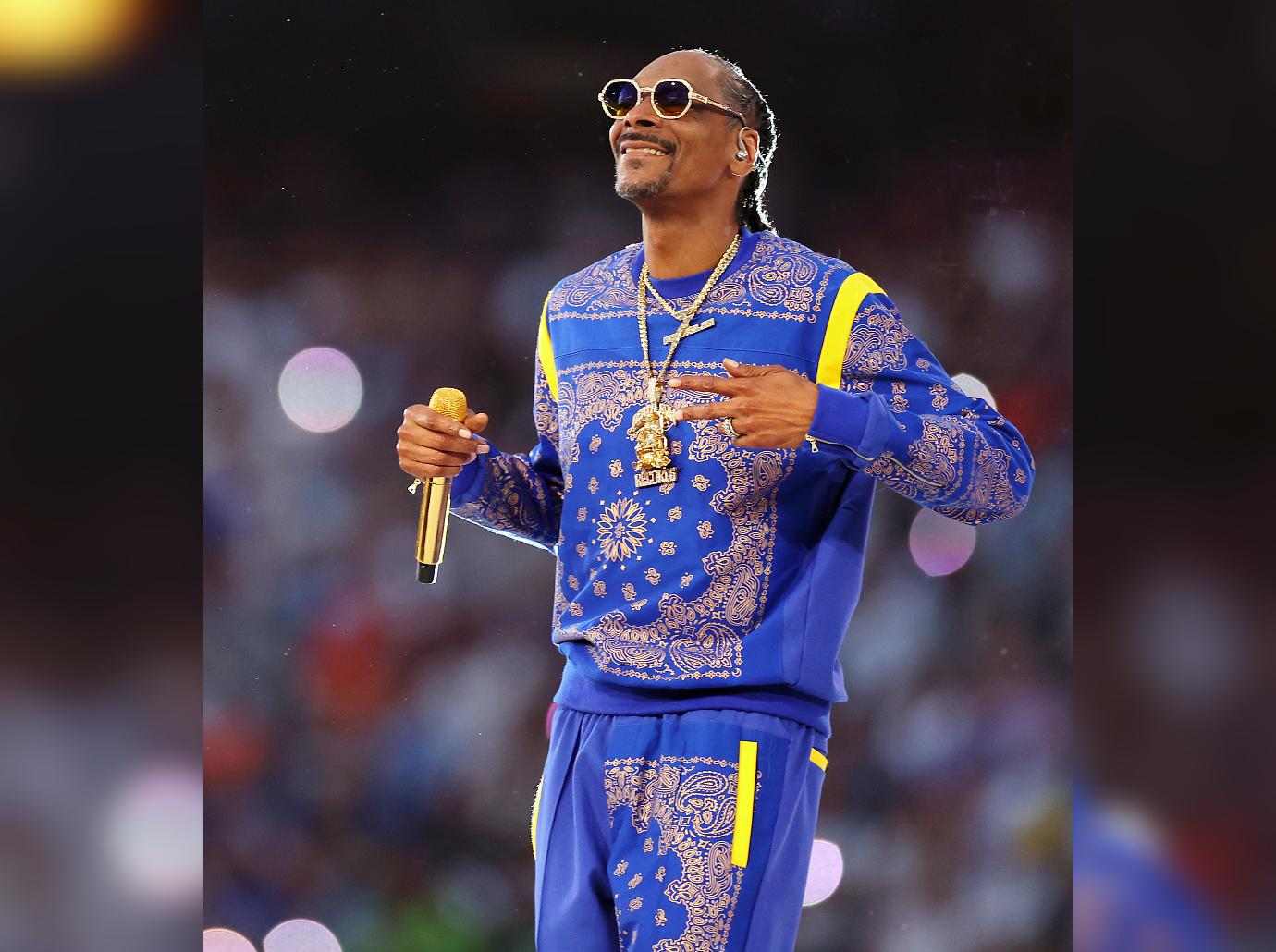 Snoop Dogg's Super Bowl Outfit Comes With Special Meaning – Footwear News