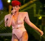 2010__07__okmagazine_rihanna1 150×139.jpg