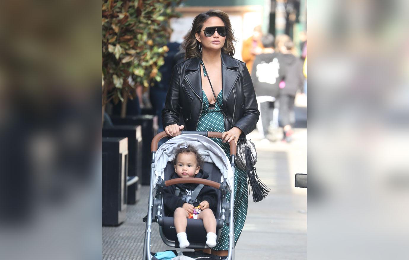 ChrissyTeigenDaughterLunaBathTime