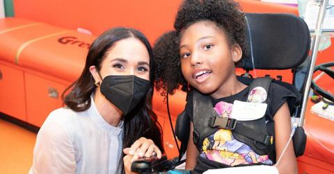 meghan markle suffers wardrobe malfunction los angeles charity event