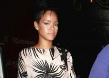2009__09__rihanna0903 225×162.jpg