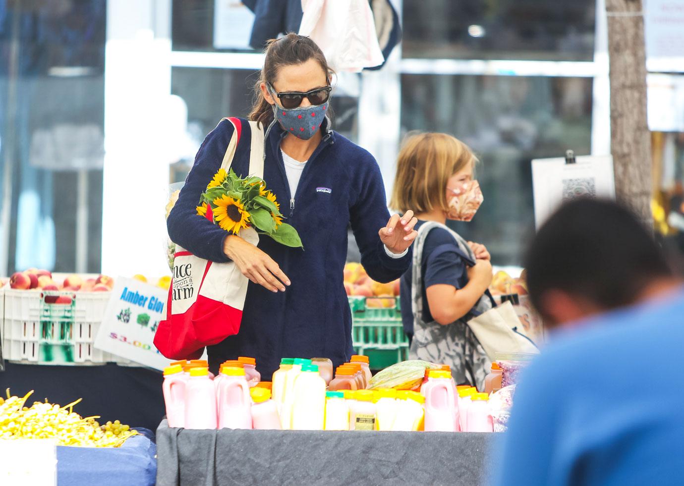 jennifer garner shopping at farmers market