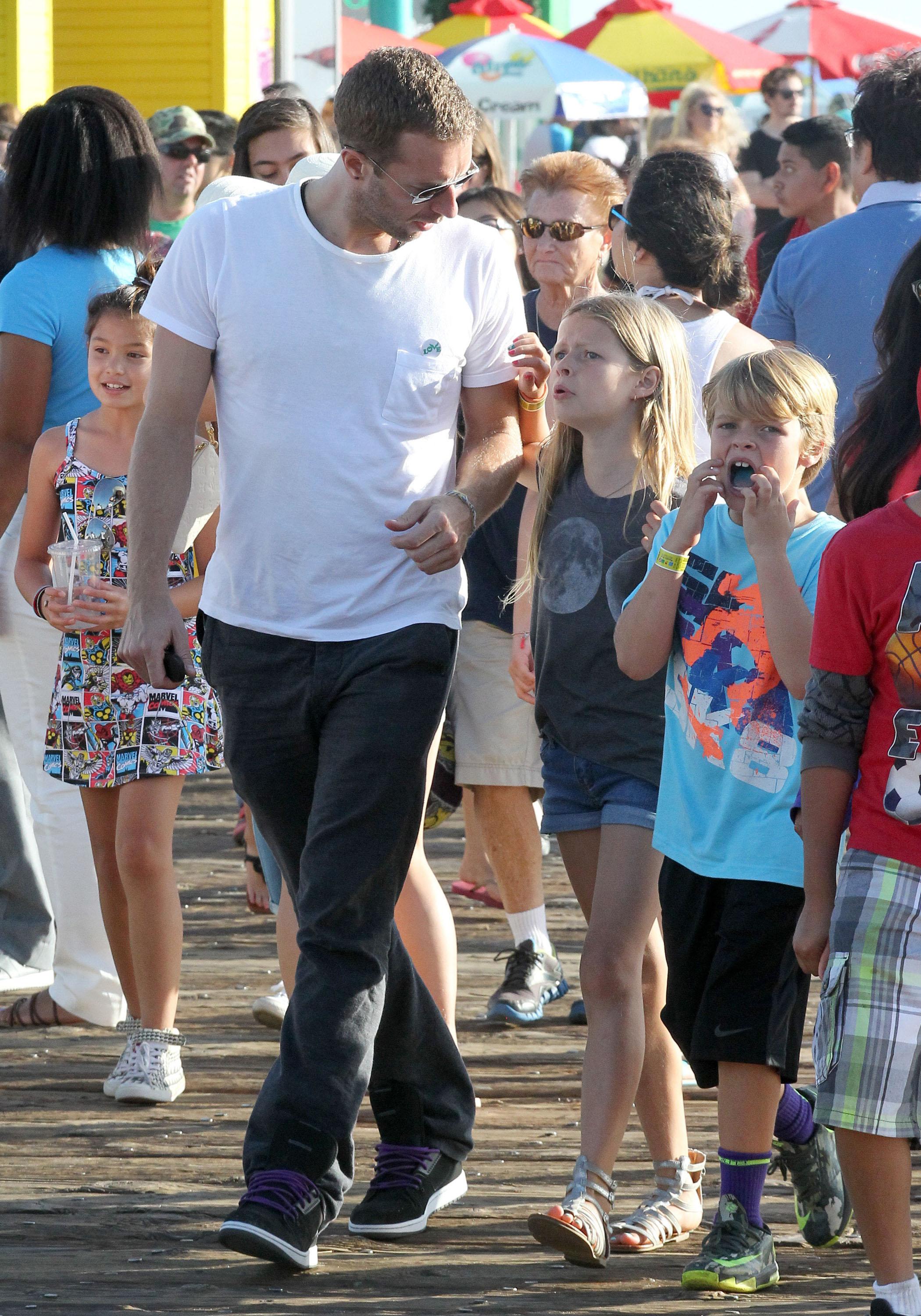 Exclusive&#8230; Chris Martin With His Kids At The Santa Monica Pier