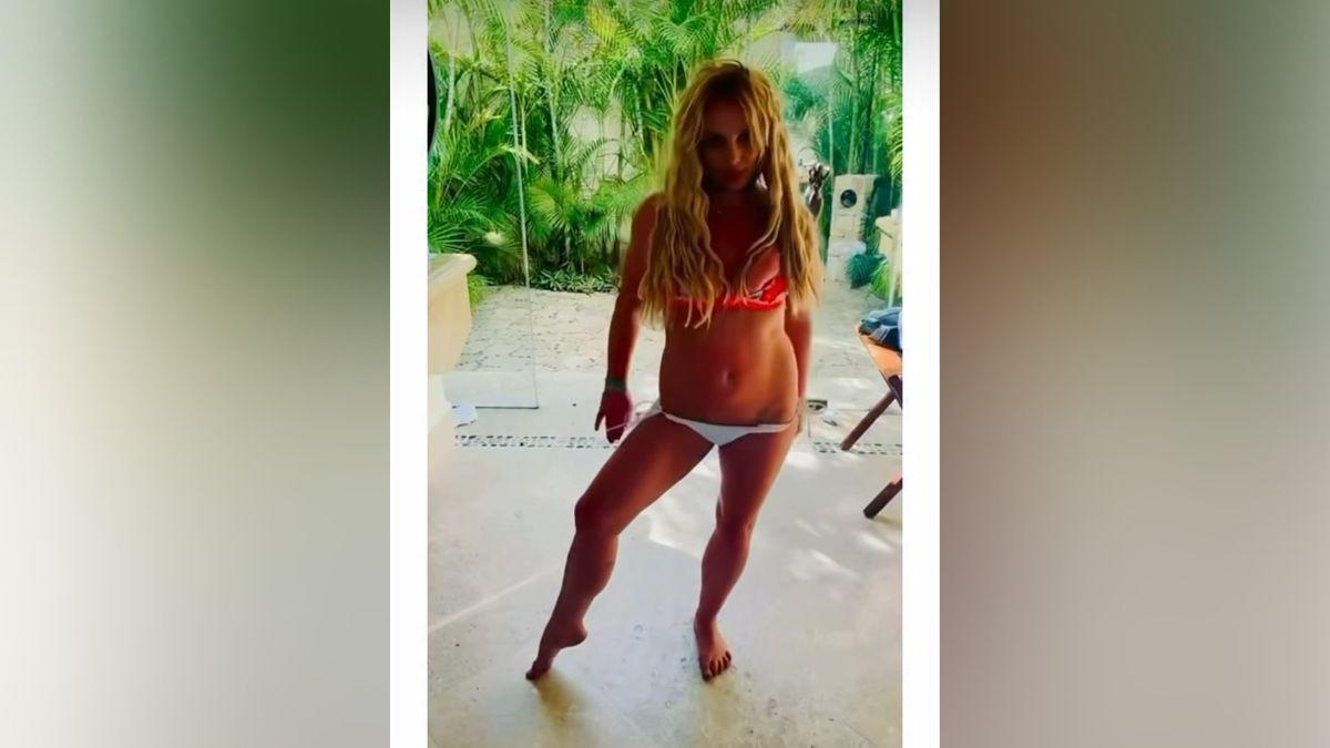 Photo of Britney Spears showed off her body while dancing in a bikini.