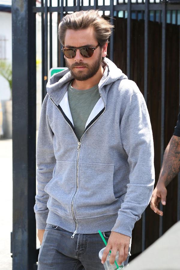 Scott disick loads supermodels into car