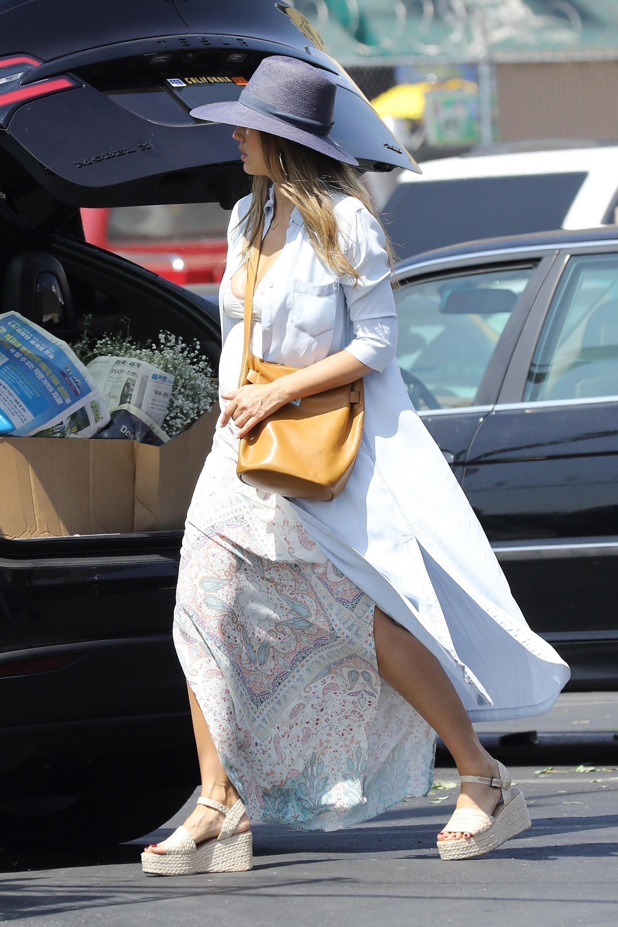 *EXCLUSIVE* Pregnant Jessica Alba goes flower shopping in Los Angeles