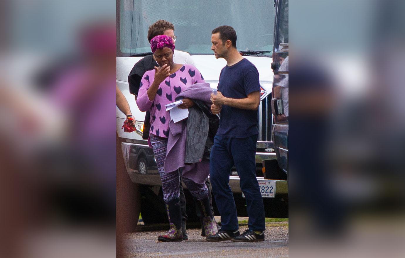 EXCLUSIVE: Jamie Foxx and Joseph Gordon Levitt are seen for the first time on the set of his new Netflix movie &#8216;Power&#8217; looking bloodied and beaten.