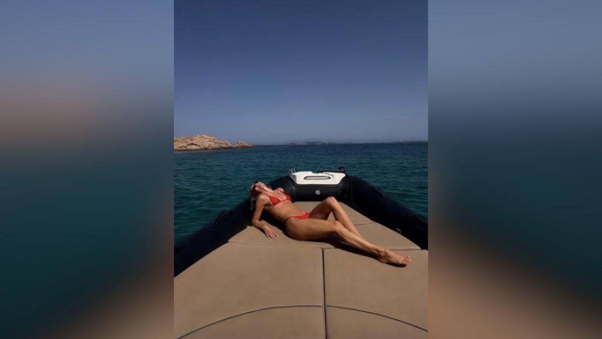 Image of Julianne Hough took a summer vacation with friends.