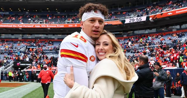 patrick mahomes crocs chiefs playoff photoshoot brittany trolls