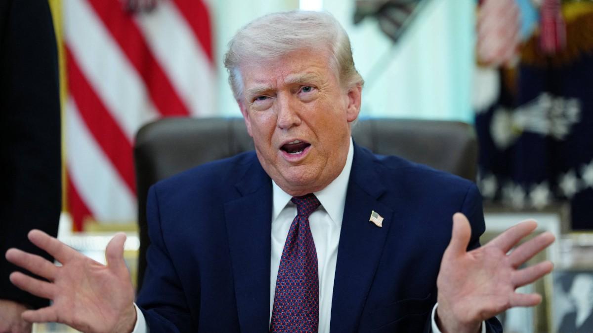 image of Frank Sinatra's daughter called out the president's post. 