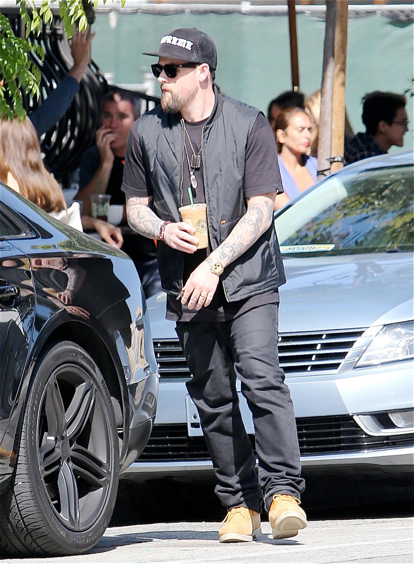 INF &#8211; Joel Madden Grabs Some Iced Coffee Today